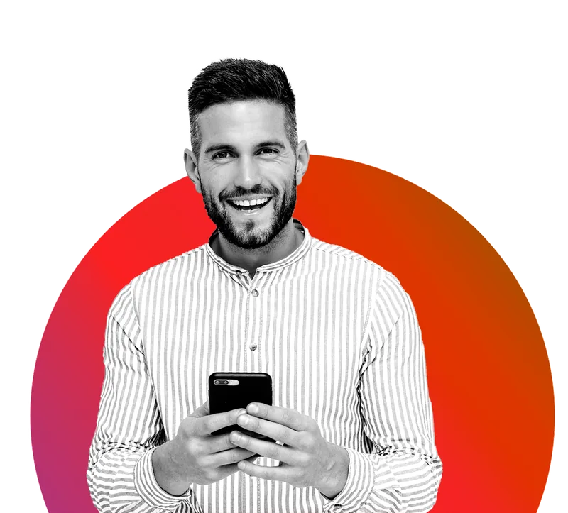Homem sorrindo com o celular na mão